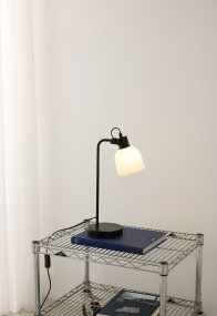 Glow 43cm Svart skrivebordslampe Fra Halo Design - Skjermen i opalglass gir en fin lysspredning og der; den kan vinkles, det gir deg muligheten til å bruke lampen både som leselampe og som dekorativ allmennbelysning.