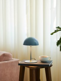 Boogie 25cm Blå bordlampe Fra Halo Design - Boogie er en vakker bordlampe med retrodesign.