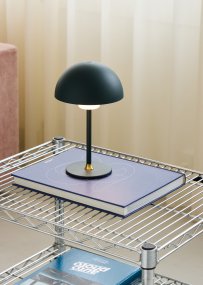 Moon Light 27cm Grønn bærbar Fra Halo Design - Det oppladbare batteriet gir fleksibilitet og med den medf&oslash;lgende USB-kabelen kan du enkelt lade det.