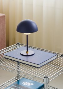 Moon Light 27cm Blå bærbar Fra Halo Design - Det oppladbare batteriet gir fleksibilitet og med den medf&oslash;lgende USB-kabelen kan du enkelt lade det.