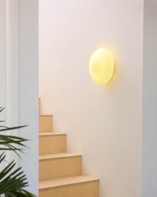 Candy Ø30 Kremhvit plafond Fra Halo Design - Den avrundede skjermen er laget av munnblåst glass med et dekorativt, vridd mønster som gir lampen et vakkert uttrykk.