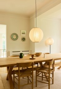 Balloon Ø70 Kremhvit Taklampe Fra Halo Design - Balloon er en elegant taklampe med en generøs diameter på 70 cm som vil være et imponerende blikkfang i rommet.