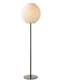 Balloon Kremhvit gulvlampe Fra Halo Design - Den avrundede skjermen i kremhvitt, linlignende tekstil komplementeres av dekorative detaljer i massivt tre som gir lampen et varmt og harmonisk uttrykk.