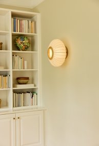 Balloon Ø40 Kremhvit plafond Fra Halo Design - Med sitt elegante design passer Balloon perfekt på soverommet, i stuen eller i gangen, hvor den blir en vakker detalj i taket.