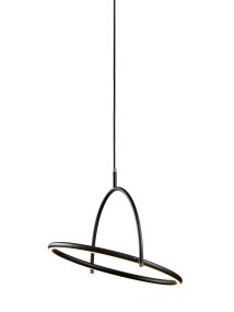 Tilit Ø40 Svart Taklampe Fra Halo Design - Tilt er en moderne taklampe med et stilig og minimalistisk design i svart metall og elegante detaljer i messing.
