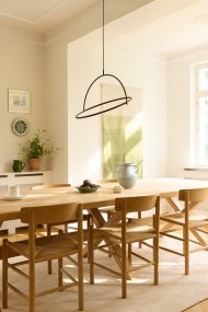 Tilt Ø60 Svart Taklampe Fra Halo Design - Tilt er en moderne taklampe med et stilig og minimalistisk design i svart metall og elegante detaljer i messing.