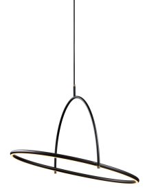 Tilt Ø60 Svart Taklampe Fra Halo Design - Tilt er en moderne taklampe med et stilig og minimalistisk design i svart metall og elegante detaljer i messing.