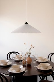 Matisse Ø60 Hvit Taklampe Fra Globen Lighting - Lampen har en plissert hvit tekstilskjerm og er dekorert med en matchende plissert topp i matt sortlakkert metall.