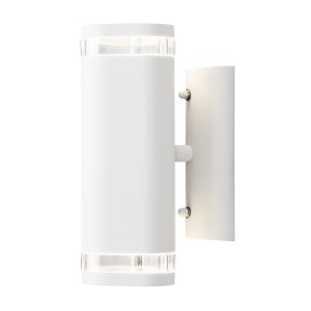 Modena II Hvit utendørslampe Fra Konstsmide - Lyset er rettet b&aring;de oppover og nedover og skaper et dekorativt og effektfullt lysbilde som l&oslash;fter fasaden og gir hagen en innbydende f&oslash;lelse.