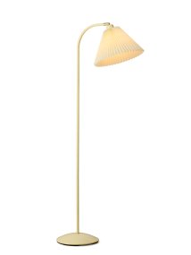 Medina Kremhvit gulvlampe Fra Halo Design - Den kremhvite metallrammen kompletteres av en vakker plissert tekstilskjerm i matchende skjerm og dekorative detaljer i messing.