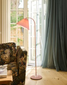 Medina Rosa gulvlampe Fra Halo Design - Den rosa metallrammen kompletteres av en vakker plissert tekstilskjerm i matchende skjerm og dekorative detaljer i messing.