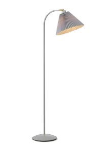 Medina Grå gulvlampe Fra Halo Design - Den grå metallrammen kompletteres av en vakker plissert tekstilskjerm i matchende skjerm og dekorative detaljer i messing.