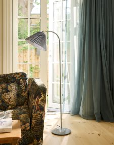 Medina Grå gulvlampe Fra Halo Design - Den grå metallrammen kompletteres av en vakker plissert tekstilskjerm i matchende skjerm og dekorative detaljer i messing.