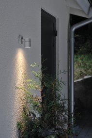 Modena Grå utendørslampe Fra Konstsmide - Lyset er rettet nedover og skaper et mykt og effektivt lysbilde som fremhever fasaden og gir behagelig utend&oslash;rsbelysning.
