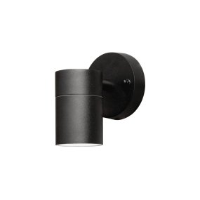 Modena Svart utendørslampe Fra Konstsmide - Lyset er rettet nedover og skaper et mykt og effektivt lysbilde som fremhever fasaden og gir behagelig utend&oslash;rsbelysning.