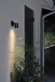 Modena Svart utendørslampe Fra Konstsmide - Lyset er rettet nedover og skaper et mykt og effektivt lysbilde som fremhever fasaden og gir behagelig utend&oslash;rsbelysning.