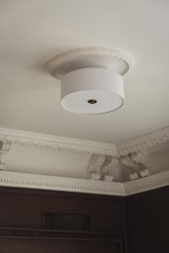 Noah Ø35 Hvit Fra Globen Lighting - Noah er en stilig og dekorativ taklampe, håndlaget i hvitt linstoff med en vakker, levende struktur.