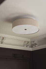 Noah Ø65 Beige plafond Fra Globen Lighting - Lampen er kombinert med en detalj i polert messing, stoffet har et levende mønster og en hvit blendbeskyttelse nederst for å spre et behagelig lys.