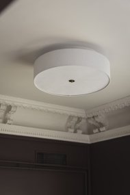 Noah Ø65 Hvit plafond Fra Globen Lighting - Noah er en stilig og dekorativ taklampe, håndlaget i hvitt linstoff med en vakker, levende struktur.