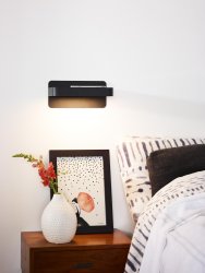 Atkin 25cm Svart vegglampe Fra Lucide - Veggplaten i h&oslash;ykvalitets st&aring;l monteres enkelt p&aring;; veggen, og lyskilden er subtilt skjult, men gir et klart og varmt lys som passer til ethvert rom.