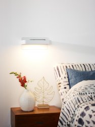 Atkin 25cm Hvit vegglampe Fra Lucide - Perfekt som nattbordslampe takket v&aelig;re den innebygde USB-porten, som gj&oslash;r det enkelt &aring; lade telefonen om natten.