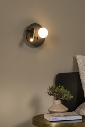 Matiz Svart leselampe Fra Lucide - Denne funksjonelle vegglampen har to lyskilder: en sf&aelig;risk glasslampe for koselig kveldsbelysning og en justerbar spotlight for l&oslash;sning.