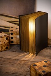 Extravaganza Livret 22cm Svart bordlampe Fra Lucide - Designet er formet som en bok, omslaget og sidene er laget av metall av høy kvalitet.