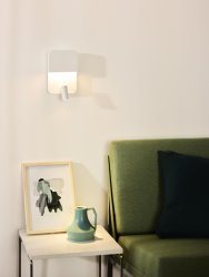 Boxer Hvit leselampe Fra Lucide - Lampen har to separate str&oslash;mbrytere &ndash; en for retningsbelysningen og en for den integrerte LED-belysningen som sprer en koselig gl&oslash;d.