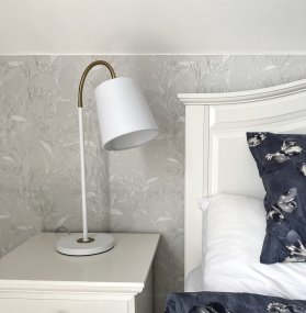 Ljusdal 50cm Hvit skrivebordslampe Fra Aneta Lighting - Den fleksible armen gjør det enkelt å rette lyset dit du trenger det, noe som gjør Ljusdal til et funksjonelt og elegant valg for ditt hjem.