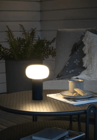 Antibes 20cm Svart bærbar Fra Konstsmide - Antibes er en moderne oppladbar bordlampe for utendørs bruk med mange funksjoner.