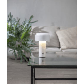 Bobby 22cm Hvit bærbar Fra Star Trading - Justeres enkelt med et lett trykk på den sølvfargede knappen på lampefoten.