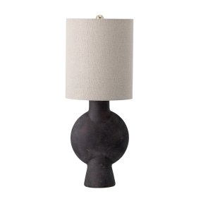 Sergio 55cm Brun Fra Bloomingville - Lampen er glasert med en finish som varierer fra kopi til kopi &ndash; noen har en m&oslash;rkere tone og mer tekstur, noe som gj&oslash;r hver lampe unik i sitt uttrykk.