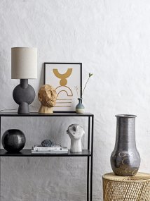 Sergio 55cm Brun Fra Bloomingville - Lampen er glasert med en finish som varierer fra kopi til kopi &ndash; noen har en m&oslash;rkere tone og mer tekstur, noe som gj&oslash;r hver lampe unik i sitt uttrykk.