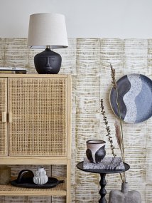 Matheo 43cm Svart Fra Bloomingville - Skjermen st&aring;r i vakker kontrast til den svarte terrakotta-lampefoten, som er utsmykket med et kunstnerisk ansiktsmotiv &ndash; en detalj som gj&oslash;r lampen til et uttrykksfullt blikkfang i rommet.