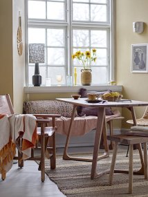 Olefine 62cm Grønn Fra Bloomingville - Olefine bordlampe fra Bloomingville er en s&oslash;t og dekorativ lampe i steint&oslash;y med reaktiv glasur i en myk gr&oslash;nn tone.
