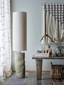 Payah Beige gulvlampe Fra Bloomingville - Payah gulvlampe fra Bloomingville er et perfekt valg for de som &oslash;nsker &aring; kombinere stil og atmosf&aelig;re i hjemmet sitt.