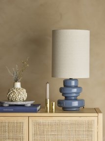 Fabiola 50cm Blå Fra Bloomingville - Fabiola bordlampe fra Bloomingville har en vakker bl&aring; glassfot med en b&oslash;lget og organisk form som gir et elegant og livlig uttrykk.