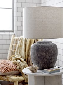 Isabelle 62cm Mørkegrå Fra Bloomingville - En stilig lampe som passer like godt p&aring; soverommet som p&aring; et sidebord i stuen, hvor den sprer et mykt lys og en sjarmerende atmosf&aelig;re.