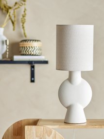 Sergio 55cm Naturhvit Fra Bloomingville - Lampen er glasert med en finish som varierer fra kopi til kopi &ndash; noen har en m&oslash;rkere tone og mer tekstur, noe som gj&oslash;r hver lampe unik i sitt uttrykk.