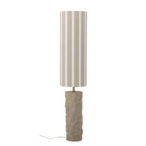 Jani Brun gulvlampe Fra Bloomingville - Den enkle lampeskjermen er utsmykket med vertikale striper som gir en stilig kontrast til den naturlige basen &ndash; en harmonisk blanding som passer perfekt i stuen, soverommet eller et stille hj&oslash;rne av hjemmet.