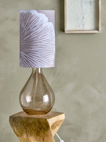 Leni 65cm Lilla Fra Bloomingville - Den organisk formede lampefoten i brunt glass gir et luftig og elegant inntrykk, mens den sylindriske lampeskjermen i lilla er utsmykket med et hvitt blomsterm&oslash;nster som tilf&oslash;rer sjarm og personlighet.