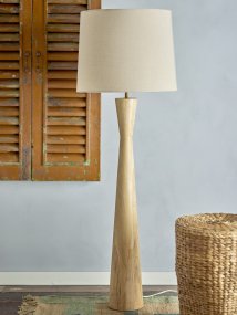 Leonor Tre gulvlampe Fra Bloomingville - Leonor gulvlampe er laget av gummir&oslash;r med en lang og slank form som gir et elegant og tidl&oslash;st uttrykk.