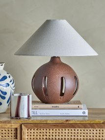 Liana 40cm Brun Fra Bloomingville - Den runde lampefoten i steint&oslash;y har en vakker brun skjerm med en matt glasur, som gir et naturlig og jordn&aelig;rt uttrykk.