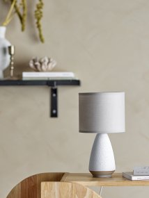 Paprica 28cm Hvit Fra Bloomingville - Perfekt &aring; plassere i en bokhylle, p&aring; en hylle eller som en liten nattlampe ved sengen &ndash; en dekorativ detalj som sprer et behagelig lys og mye personlighet til tross for sin lille st&oslash;rrelse.