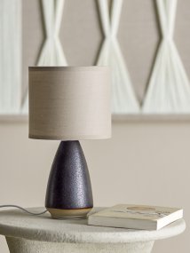 Paprica 28cm Svart Fra Bloomingville - Perfekt &aring; plassere i en bokhylle, p&aring; en hylle eller som en liten nattlampe ved sengen &ndash; en dekorativ detalj som sprer et behagelig lys og mye personlighet til tross for sin lille st&oslash;rrelse.