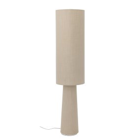 Emmie Natur gulvlampe Fra Bloomingville - Lampen har et enkelt og naturlig design, med b&aring;de lampeskjerm og base i vakkert linstoff, noe som gir en rustikk og koselig f&oslash;lelse.