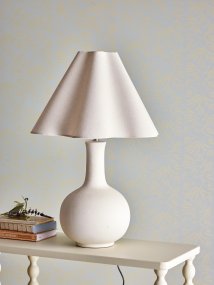 Heide 60cm Naturhvit Fra Bloomingville - Den runde basen i kombinasjon med den mykt buede skjermen skaper et balansert og moderne uttrykk som passer perfekt inn i minimalistiske og skandinavisk-inspirerte hjem.
