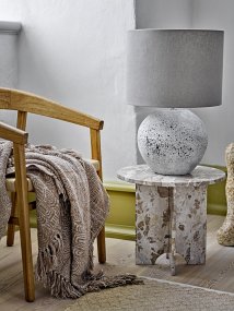 Isedora 60cm Beige Fra Bloomingville - Lampen passer like godt i stuen som p&aring; soverommet eller i gangen, og fungerer b&aring;de som funksjonell belysning og som en dekorativ detalj som gir rommet personlighet og ro.