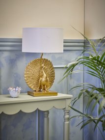 Peacock 58cm Gull Fra Bloomingville - P&aring;fuglbordlampen er en dekorativ og uttrykksfull lampe med en skulpturell base formet som en p&aring;fugl, laget av polyresin med en elegant gullfinish.