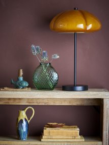 Kinoko 47cm Mørk gul Fra Bloomingville - Den myke formen og det dekorative uttrykket gir lampen en sterk karakter, samtidig som den tilf&oslash;rer et elegant og atmosf&aelig;risk preg til rommet.